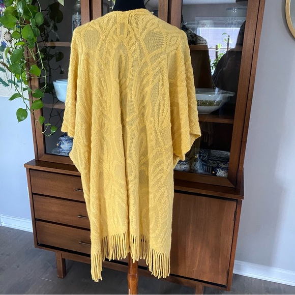 Do everything in Love Brand Open Knit Kimono with Fringe Tassels - Picture 6 of 9